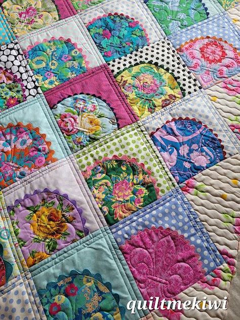 Modern Vintage Quilt, Pixel Quilt Pattern Squares, Bright Quilts Ideas, Watercolor Quilt Patterns, Beaded Quilts, Watercolor Quilts, Circle Quilt Patterns, Fan Quilt, Diy Quilting