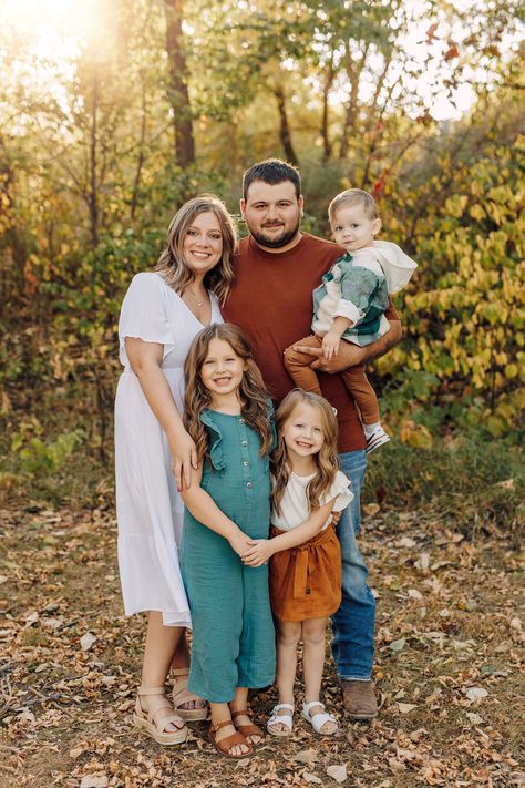 Family of 5 Poses Family Picture 5 People, Family Of 5 Pose Ideas, Fall Pictures For Family Of 5, Family Pictures Family Of 5, Family Picture Poses For 5 People, Family Of Six Photo Poses, Family Of Five Pictures, Family Of 5 Fall Picture Ideas, Family Of 5 Fall Photoshoot