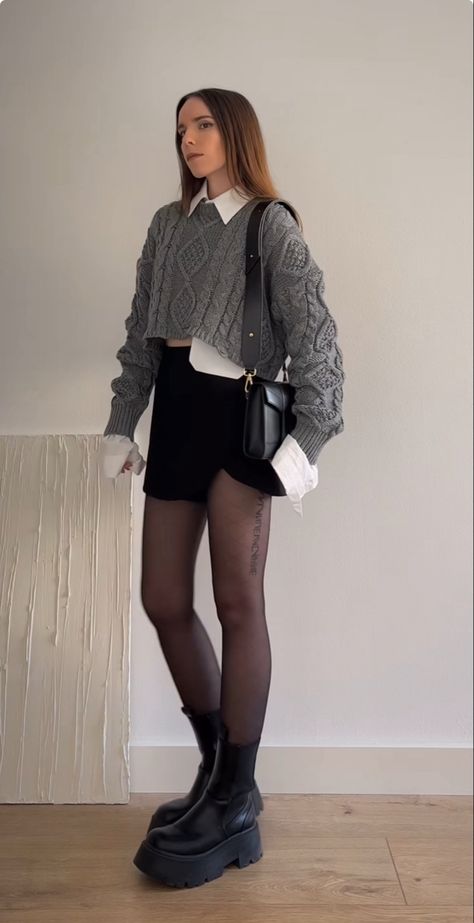 Shorts Winter Outfit Tights, Outfits With Shorts And Tights, Black Pants Outfit Winter, Short Skirt Outfits Winter, Winter Outfits Tights, Black Skirt Outfit Winter, Feminine Work Outfit, Grey Shorts Outfit, Western Ootd