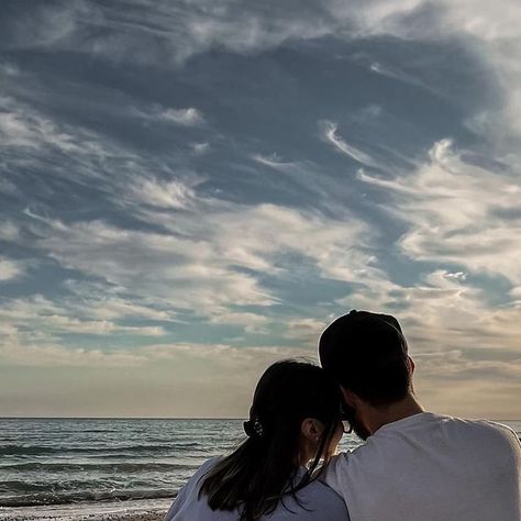 Andreea on Instagram: "Sometimes I wish I could freeze the picture 💕🧺🌊 #coupels #couplesgoals #seapicnic #picnicdate" Picnic Date, Sweet Couple, Wedding Bride, Couple Goals, Frozen, Instagram