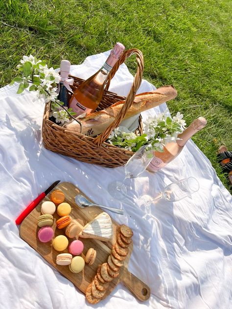 Parisian Picnic Aesthetic, Picnic Macarons, French Picnic Aesthetic, Picnic Pastries, Prosecco Picnic, Yacht Bachelorette, Picnic Champagne, Charcuterie Aesthetic, Rose Prosecco