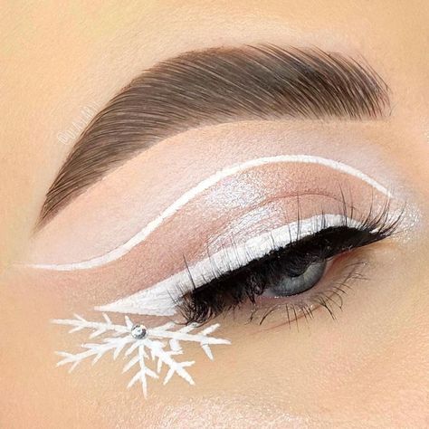 Morphe on Instagram: “drop a ❄️ if winter is your favorite season! @olaslabyy let is snow with her precision using the #colorpencil in "coconut." inspired by…” Skater Makeup, Snowflake Makeup, Christmas Makeup Simple, Makeup Simple, Ice Skater, Eye Looks, Christmas Makeup, Favorite Season, Makeup Inspo