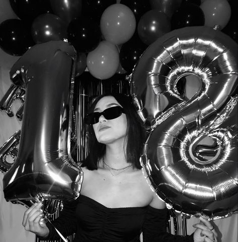 Pictures For 18th Birthday, Birthday Foto Ideas Girl, 18th Birthday Photoshoot Ideas Aesthetic, Poses For Pictures Birthday, Night Birthday Photoshoot, 18th Birthday Picture Ideas, 18th Birthday Pics, 18th Birthday Pictures, Birthday 18th Girl