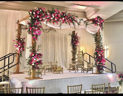 Indian Wedding Mandap Decorations Indoor, Royal Mandap Decor, Simple Mandap Designs Indian Indoor, Gujarati Wedding Decoration, Indoor Wedding Decorations Indian, Indoor Mandap Decor Indian, Indoor Wedding Decor Ideas, Mandap Decoration Ideas, Marriage Hall Decoration