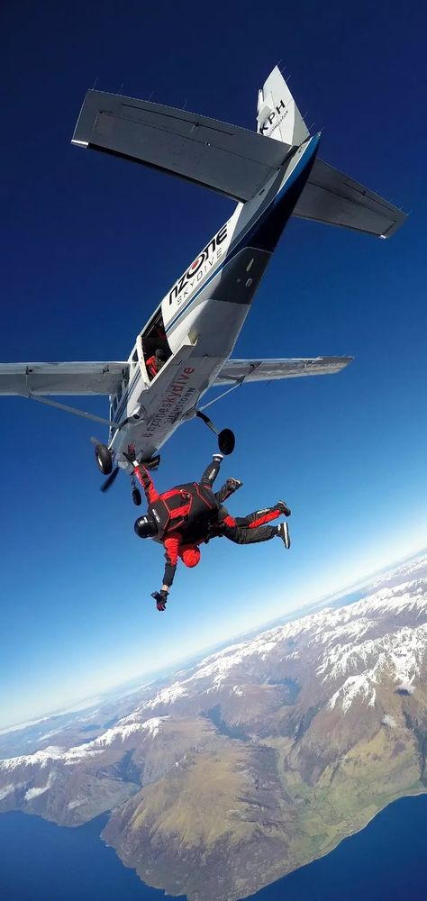 ꜰʟyɪɴɢ ᴇxᴩᴇʀɪᴇɴᴄᴇ ɪɴ ᴛʜᴇ ᴀɪʀ.... Some sports are for everyone while others are not. Skydiving is one of the latter. It is an extreme sport that is not suitable for people who have weak hearts. However, if you are up for fun and exhilaration then you should definitely try it! 얼굴 드로잉, Biker Aesthetic, Extreme Sport, Drop Zone, Skydiving, Extreme Sports, Try It, Helicopter, For Everyone