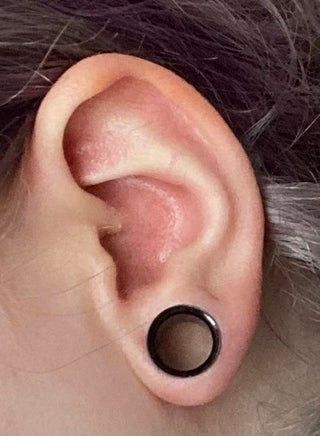 Stretchers Ear Piercings, Small Gauged Ears Women, Gaged Ears, 00g Stretched Ears, Gauges Aesthetic, Stretched Ears Aesthetic, Small Ear Gauges, Small Stretched Ears, Stretch Ears