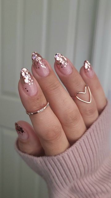 Rose Gold Glitter Nails Design, Glitter Ombre Tips, Nails Rose Gold Glitter, Rose Gold Nail Ideas, Rose Gold Nails Acrylic, Delicate Nails, Rose Gold Nails Glitter, Shorter Nails, Rings Delicate