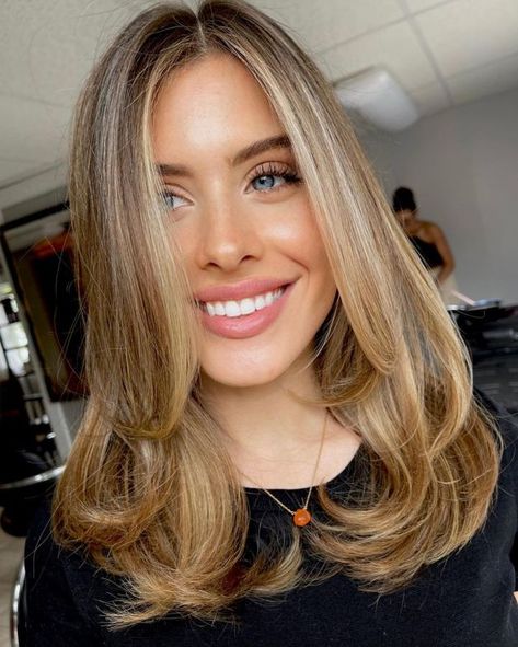 Mid-Length Curled-Under Hairstyle Haircuts Mid Length, Mid Length Straight Hair, Haircuts For Oval Faces, Middle Length Hair, 2024 Haircuts, Messy Wavy Hair, Flattering Haircuts, Textured Haircut, Extra Long Hair