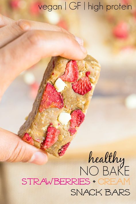 Healthy No Bake Strawberries and Cream Snack Bars- 1 bowl + 10 minutes = delicious snack recipe! Vegan, gluten free and refined sugar free! Protein Bars Strawberry, Strawberries And Cream Protein Powder Recipes, Bake Strawberries, Homemade Protein Bars Healthy, Paleo Protein Bars, Sleeve Recipes, Strawberry Oatmeal Bars, Healthy No Bake, No Bake Oatmeal Bars