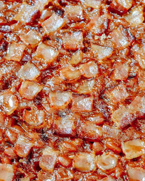 Bourbon Baked Beans with Brown Sugar and Bacon Bourbon Baked Beans Recipe, Bourbon Baked Beans, Bake Beans, Maple Baked Beans, Baked Beans With Bacon, Barbecue Sides, Barbecue Side Dishes, Family Dishes, Baked Bean Recipes