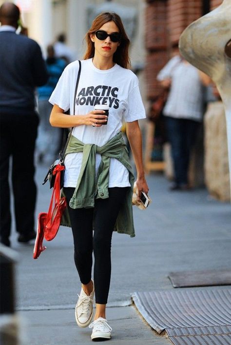 7 Celeb Workout Outfits (via Bloglovin.com ) Celeb Workout Outfits, Alexa Chung Style, Street Beat, Artic Monkeys, Mode Casual, Girls Style, Gym Style, Alex Turner, Fashion 101