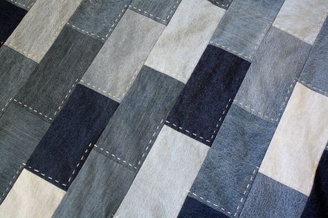 Denim Quilts Old Jeans Diy, Jean Quilt Ideas, Denim Furniture, Denim Rag Quilt, Denim Quilt Patterns, Artisanats Denim, Denim Blanket, Denim Quilts, Blue Jean Quilts