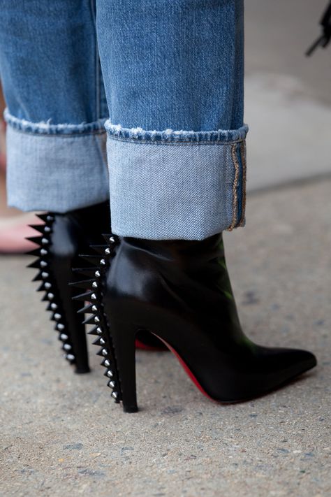 Accessories Street Style, Christian Louboutin Boots, Upgrade Your Wardrobe, Fall Boots, Fabulous Shoes, Hot Shoes, Boots Fall, Crazy Shoes, Black Leather Boots