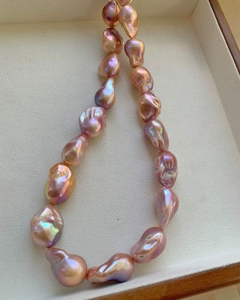 🌿🎨 Monday Musings: Crafting another stunning baroque necklace in the serenity of my garden today. Each AAAA AKOYA baroque pearl bead is hand-selected for its unique luster and shape—true nature's marvels. 🌼✨ #HandmadeJewelry #PearlCraft #pearls #baroquepearl #baroqueearring #handmadewithlove #pearlnecklace #necklacelover #handmadegifts #handmadegifts #handmadejewelry #handmadeearrings #handmadeneacklaces #handmadecrafts #necklaceaddict #necklace #necklacesets #neacklaceoftheday #neacklacef... Monday Musings, Pink Pearl Jewelry, Baroque Necklace, Pearl Crafts, Faberge Jewelry, Akoya Pearl Necklace, Art Fairs, Pearl Jewellery, Moon Jewelry