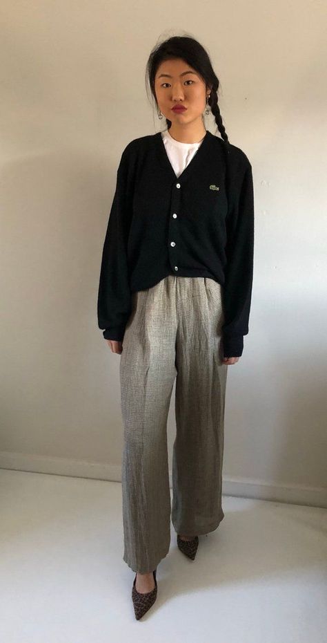 Black Cardigan Outfit Aesthetic, Chunky Cardigan Outfit, Cardigan Outfit Work, Vintage Sweater Outfit, Cardigan Street Style, Oversized Cardigan Outfit, Black Cardigan Outfit, Cardigan Outfit Aesthetic, Lacoste Cardigan