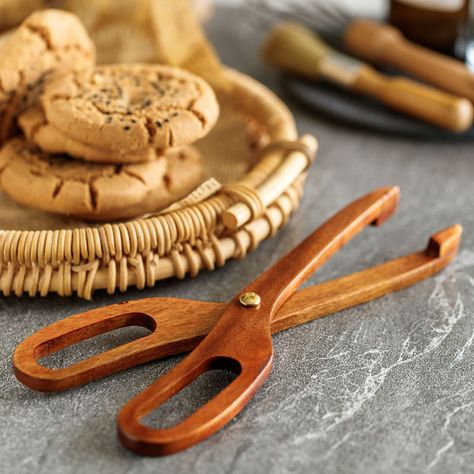 Made of natural Namu Wood, eco-friendly. Practical kitchen tongs, applicable for serving bread, toast, dessert, salad, fruit, etc. Toast Dessert, Salad Bacon, Bacon Steak, Wooden Kitchen Accessories, Bamboo Food, Wooden Kitchenware, Scissors Design, Kitchen Tongs, Salad Fruit