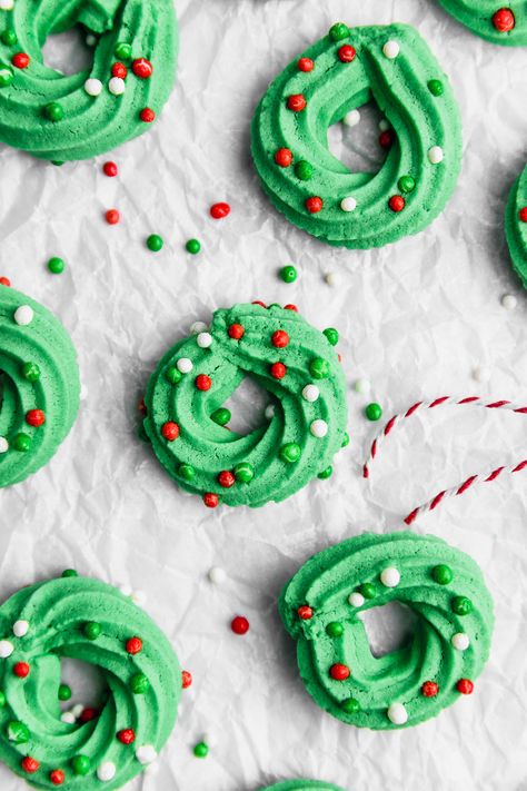 Shortbread Wreath Cookies, Butter Cookies Christmas, Christmas Wreath Cookies, Christmas Cookie Boxes, Seasonal Baking, Christmas Goodie Bags, Wreath Cookies, Christmas Baking Recipes, Cookie Boxes