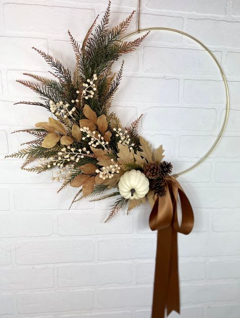 Modern Fall Asymmetrical  Berry Hoop Wreath This minimalist  fall gold hoop wreath is beautiful for autumn. Hang this beauty on your front door, entryway or above your bed. Cream berries, neutral maple leaves & pinecones trail up this fall wreath...accented with a white pumpkin & a tiny jute accent at the end. Every wreath has the jute twine tie at the end. It is your option to add the removable ribbon. This hoop can be hung at any angle for a more asymmetrical vibe. OPTIONS AT CHECKOUT *Ribbon Hoop Wreaths, Fall Decor Wreaths, Fall White, Material Wreaths, Modern Fall, Diy Fall Wreath, Berry Wreath, Seasonal Wreaths, Fall Door