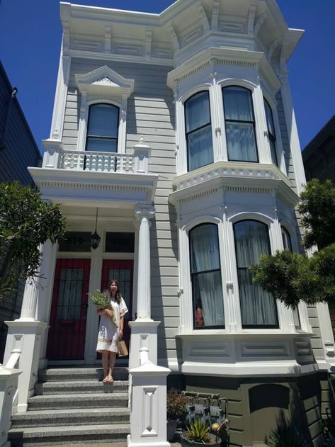 Flat in a San Francisco Victorian House Photos | Apartment Therapy San Francisco Victorian Houses, San Francisco Victorian, Victorian Apartment, San Francisco Home, San Francisco Apartment, Apartments Exterior, Apartment Exterior, San Francisco Houses, Victorian Houses