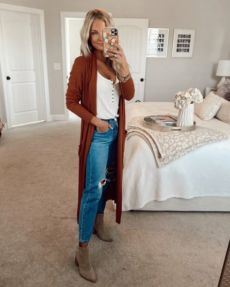 Womens Duster Outfit, White Henley Outfit, Long Duster Outfit Fall, Casual Bodysuit Outfit Fall, Long Duster Cardigan Outfits, Sweater Tank Top Outfit Fall, Jeans And Long Cardigan Outfit, Long Orange Cardigan Outfit, Fall Cardigan Outfits 2023