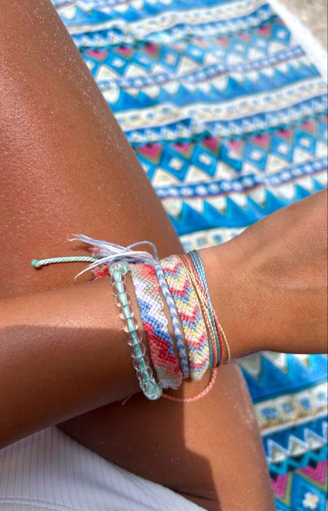 Beachy Bracelets, Cute Friendship Bracelets, Surf Jewelry, Preppy Jewelry, Diy Bracelets Patterns, Jewelry Accessories Ideas, Summer Bracelets, Stacked Jewelry, Jewelry Lookbook