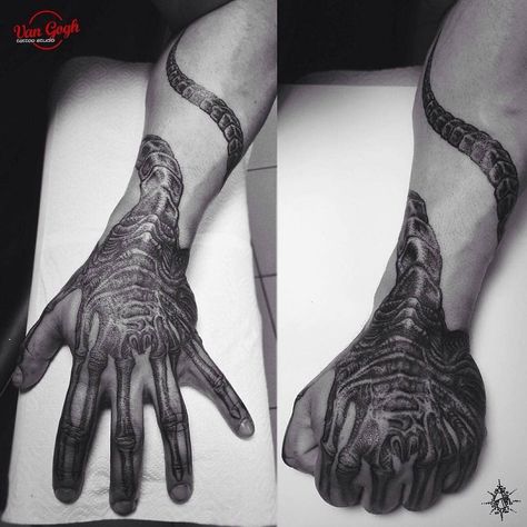 👽 @m_u_h_o_m_o_r 👽 #facehugger #facehuggertattoo #alien #aliens #alientattoo #alienqueen #alienqueentattoo #nostromo #ellenripley… Alien Tattoo Xenomorph, Giger Tattoo, Predator Tattoo, Hand Tattoo Images, Geometric Line Tattoo, Movie Tattoo, Sharpie Tattoos, Stylish Tattoo, Queen Tattoo