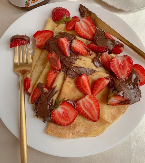 Crepes Recipe Breakfast, Crepes Nutella, Tasty Pancakes, Yummy Comfort Food, Fun Baking Recipes, Cute Desserts, Food Obsession, Pretty Food, I Love Food