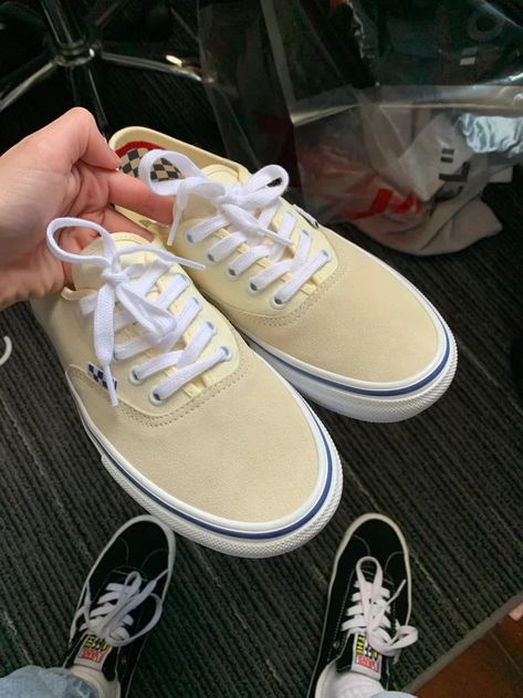 Vans Authentic Off White Vans Authentic Off White, Granola Boy, Authentic Vans, Being Yourself, Cool Shoes, Vans Off The Wall, Vans Authentic, Vans Old Skool Sneaker, Off The Wall