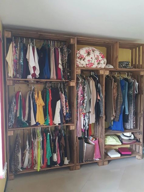 Pallet Wardrobe, Pallet Closet, Rustic Wooden Furniture, Duplex Floor Plans, Home Hall Design, Basement Bedrooms, Redecorate Bedroom, Tiny House Interior, Diy Crafts Room Decor