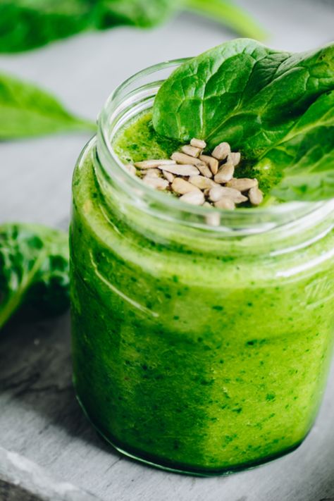 If you ever find yourself needing a quick energy boost, we’ve got a solution for you. All you need to do is whip up this tasty and simple spinach smoothie. Spinach smoothie recipes give you a healthy treat that is full of beneficial veggies and fruits, including sliced bananas, frozen pineapple chunks, baby spinach leaves, and apples. This spinach smoothie is nutrient-rich, with fiber, protein, minerals, and vitamins in every single sip. Best Body Cleanse, Smoothie With Spinach, Smoothie Spinach, Spinach Smoothie Recipes, How To Make Risotto, Dairy Free Smoothies, Sweet Smoothies, Nonfat Greek Yogurt, Dairy Free Yogurt