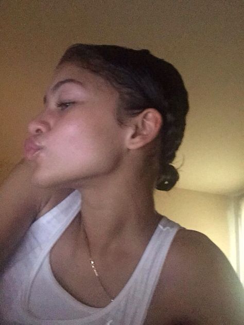 Zendaya Coleman Zendaya Body, Jawline Goals, Perfect Jawline, Good Jawline, Skin Lightening Diy, Strong Jawline, Slimmer Face, Losing Weight Motivation, Access Point