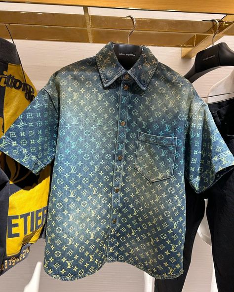 Lv Shirts For Men, Denim Fashion Outfits, Lv Shirt, Louis Vuitton T Shirt, Ropa Upcycling, Louis Vuitton Shirt, Trendy Shirt Designs, Brand Clothes, Denim Blouse