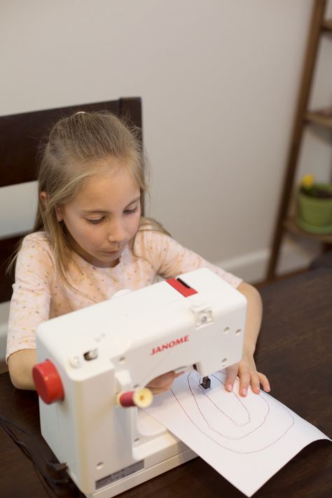 Sewing Practice Sheets, Teaching Kids To Sew, Sewing Classes For Beginners, Sewing Practice, Sewing Machine Beginner, Sewing With Kids, Teaching Sewing, Cute Sewing Projects, Learning To Sew