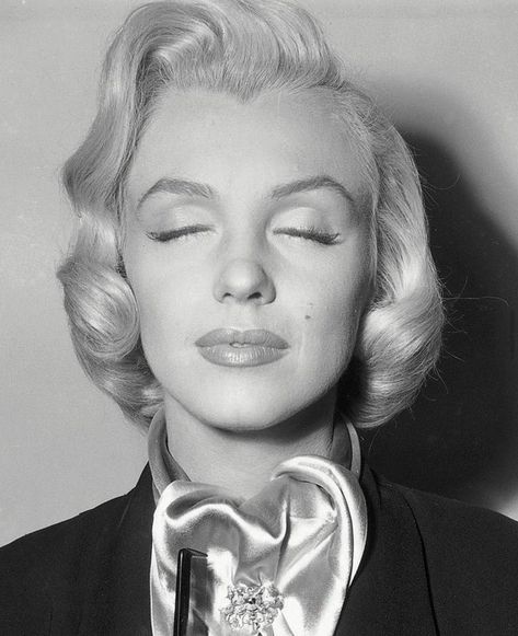 MONROES GIRL🤍😌 on Instagram: “Marilyn Behind the scenes of How to marry a millionaire 🔮 #vintage #vintagestyle #oldhollywoodglamour #marilynmonroe #marilynmonroeedit…” Marilyn Monroe Makeup, Marilyn Monroe Artwork, Hair Test, Marilyn Monroe Fashion, Gentlemen Prefer Blondes, Marilyn Monroe Photos, Norma Jeane, Makeup And Hair, Hollywood Legends