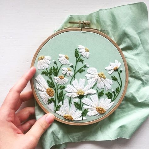 5,953 Synes godt om, 24 kommentarer – DMC (@dmc_embroidery) på Instagram: "The most beautiful florals So much talent from @welcome.juniper #dmcthreads #dmcembroidery" Textiles Inspiration, Pola Sulam, Learn Embroidery, Silk Ribbon Embroidery, Crewel Embroidery, 자수 디자인, Hand Embroidery Stitches, Embroidery Hoop Art, Satin Stitch