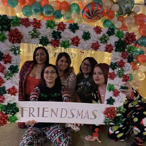 Friendsmas Ideas Chrismass Decore Ideas Party, Christmas Party Pajama Party, Merry Sismas Party, Christmas Kickback Ideas, Office Christmas Party Ideas Decoration, Friendsmas Christmas Party, Cheerleader Christmas Party, Friendmas Party Ideas For Adults, Merry Friendsmas Holiday Parties