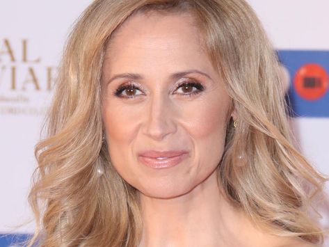 Lara Fabian s'octroie enfin un petit break ! Après avoir enchaîné la Star Academie québécoise, les visites sur les plateaux français et sa tournée mondiale, la chanteuse est en vacances. Et pour l'occasion, elle a sorti son plus beau maillot de bain ! Makeup, Make Up