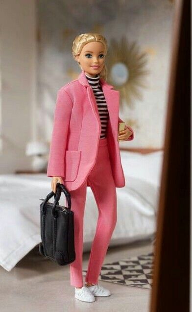 Business Barbie Costume, Barbie Business Outfit, Corporate Barbie Outfits, Classic Barbie Outfits, Barbie Suit, Barbiecore Fashion, Business Barbie, Boss Barbie, Moody Eclectic