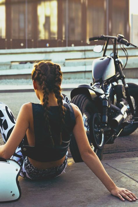 Biker Girl Hairstyles, Chicks On Bikes, Cafe Racer Girl, Motorcycle Photography, Custom Chopper, Lady Riders, Womens Bike, Biker Chick, Bikes Girl