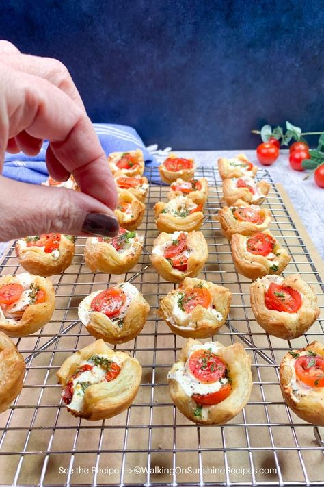 Mozzarella Puff Pastry, Chocolate Puff Pastry, Mozzarella Appetizers, Puff Pastry Bites, Pastry Twists, Puff Pastry Recipes Savory, Puff Pastry Twists, Pastry Bites, Balsamic Vinegar Dressing