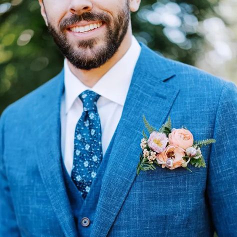 Pocket Square Flowers for Groom: What Is a Pocket Square Boutonnière? Pocket Flowers, Hopeful Romantic, Wedding Flower Trends, Groom's Suit, Diy Your Wedding, Pocket Square Wedding, Groomsmen Boutonniere, Flower Picks, Best Flowers