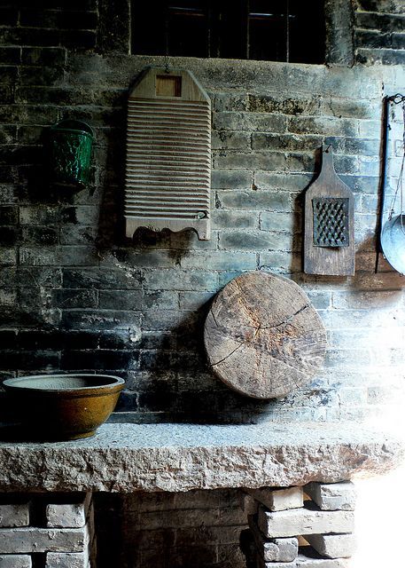 Japanese Aesthetic Wabi Sabi Home Decor Ideas Wabi Sabi Home, Wabi Sabi Home Decor, Wabi Sabi Decor, Primitive Homes, Wabi Sabi Style, Prim Decor, Primitive Kitchen, Primitive Home, Old Kitchen