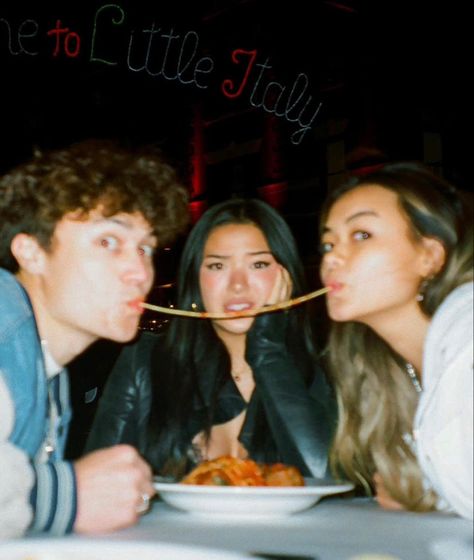 Disposable Camera Photography Aesthetic, Polaroid Best Friends, Film Camera Photos Aesthetic, 90s Camera Aesthetic, Third Wheel Pictures Aesthetic, Disposable Film Photos, Film Aesthetic Vintage, Disposable Camera Pictures, Camera Film Aesthetic