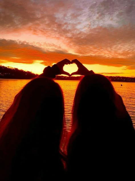 Friends Heart, Best Friend Images, Friendship Pictures, Friendship Photos, Heads Together, Best Friend Pictures Tumblr, Friend Pictures Poses, Best Friend Poses, Sun Setting