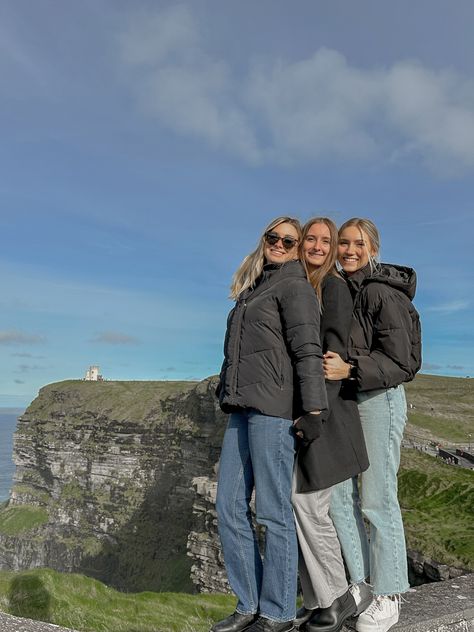 #studyabroad #countyclare #places #travel #ireland #traveldestinations #cliffsofmoher Summer In Ireland Aesthetic, Cliffs Of Moher Outfit, Ireland Moodboard, Irish Outfits Women, Ireland Aesthetic Outfits, European Photos, Ireland Outfits, Abroad Outfits, Scotland Style