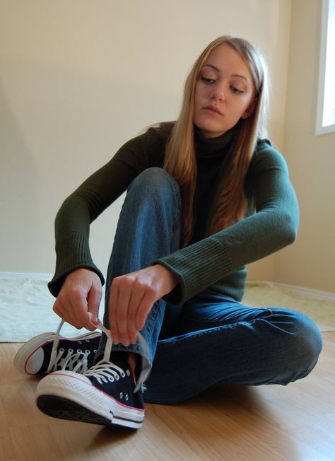 Shoes Pose, Chicks In Kicks, Jeans Jumper, Girl Jeans, Sport Sweater, Dynamic Poses, Converse Sneakers, Adidas Gazelle Sneaker, Adidas Samba Sneakers