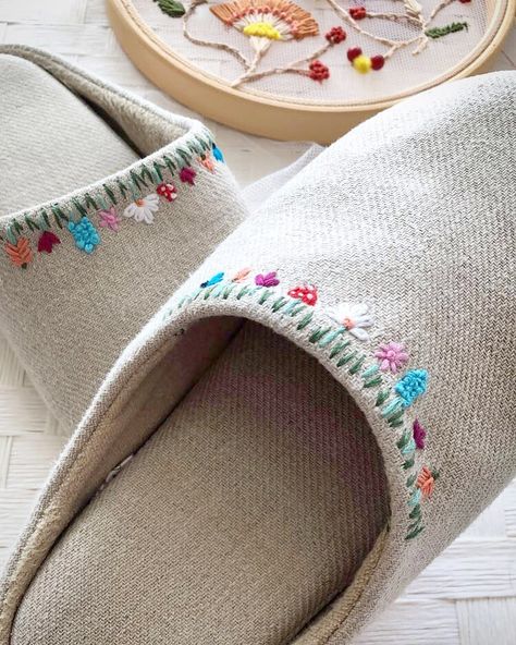 Embroidery Slippers, Embroidered Slippers, Diy Crochet Bag, Diy Slippers, Diy Socks, Wool Slippers, Made Goods, Diy Embroidery, Embroidery Inspiration