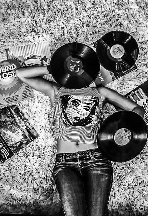 Music Photoshoot Ideas, Singer Photoshoot Ideas, Vinyl Photoshoot, Vinyl Pictures, Rock Photoshoot, Vintage Photo Shoot, Rock And Roll Style, Music Photoshoot, Retro Black And White