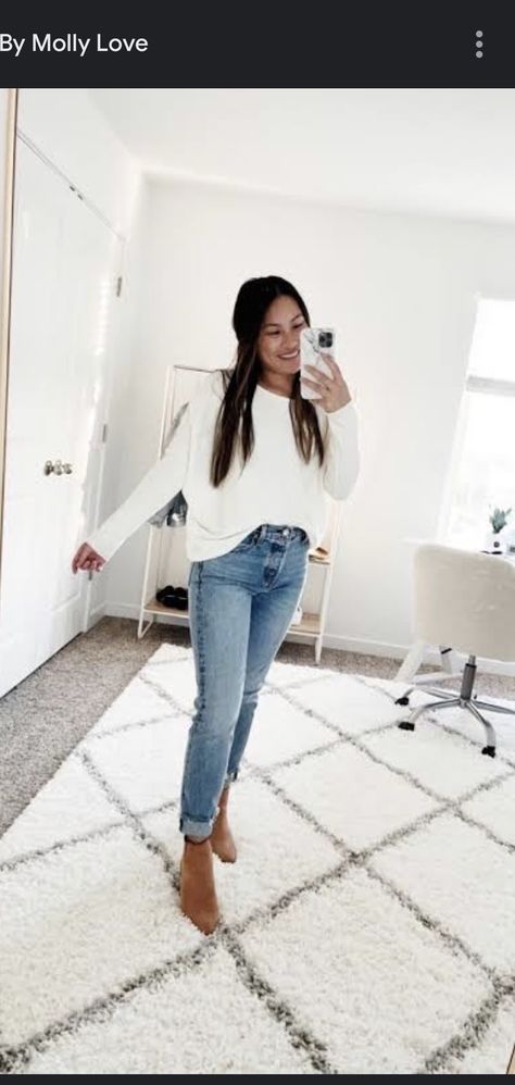 Straight Leg Light Wash Jeans, High Waisted Ankle Jeans Outfit, Straight Leg Ripped Jeans Outfit, High Waisted Light Wash Jeans Outfit, No Hole Jeans Outfit, How To Style Slim Straight Jeans, Light Straight Leg Jeans Outfit, Womens Straight Leg Jeans Outfit, Women Straight Jeans Outfit