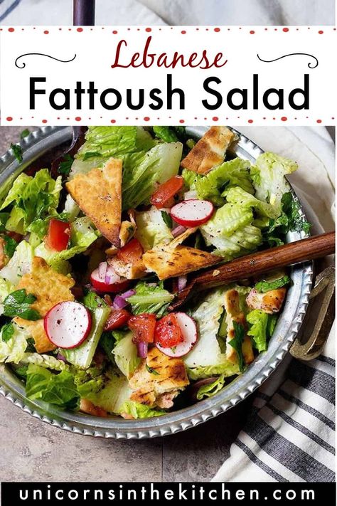 An easy recipe for classic Lebanese fattoush salad with the best dressing ever! This authentic Lebanese chopped salad is made with all the good vegetable including cucumbers, tomatoes and lettuce. The dressing is bright and tangy with so much flavor! Serve with falafel, shawarma or shish kabob for the ultimate Middle Eastern feast! Fattoush Salad Recipe, Arabisk Mad, Mint Dressing, Baked Pita Chips, Carb Dishes, Fattoush Salad, Bread Salad, Vegetarian Lunch, Pita Chips